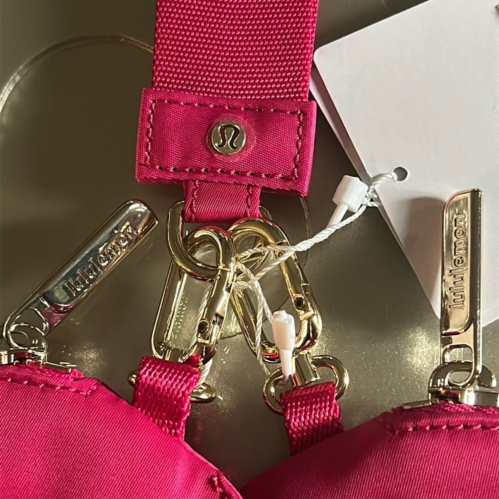 🆕 LULULEMON Dual Pouch Wristlet Heart Pink Passionate / Gold NWT - Picture 9 of 17